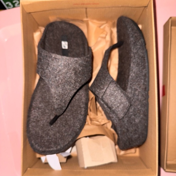 Brand new black flip flops - Picture 3 of 4